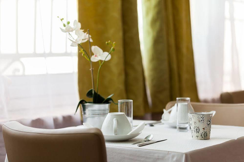 Logis Le Relais Sarrasin Hotel Vezenobres ภายนอก รูปภาพ